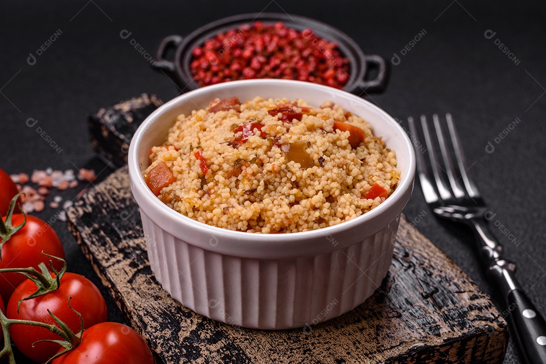 Delicioso cuscuz de mingau de trigo cozido quente com legumes