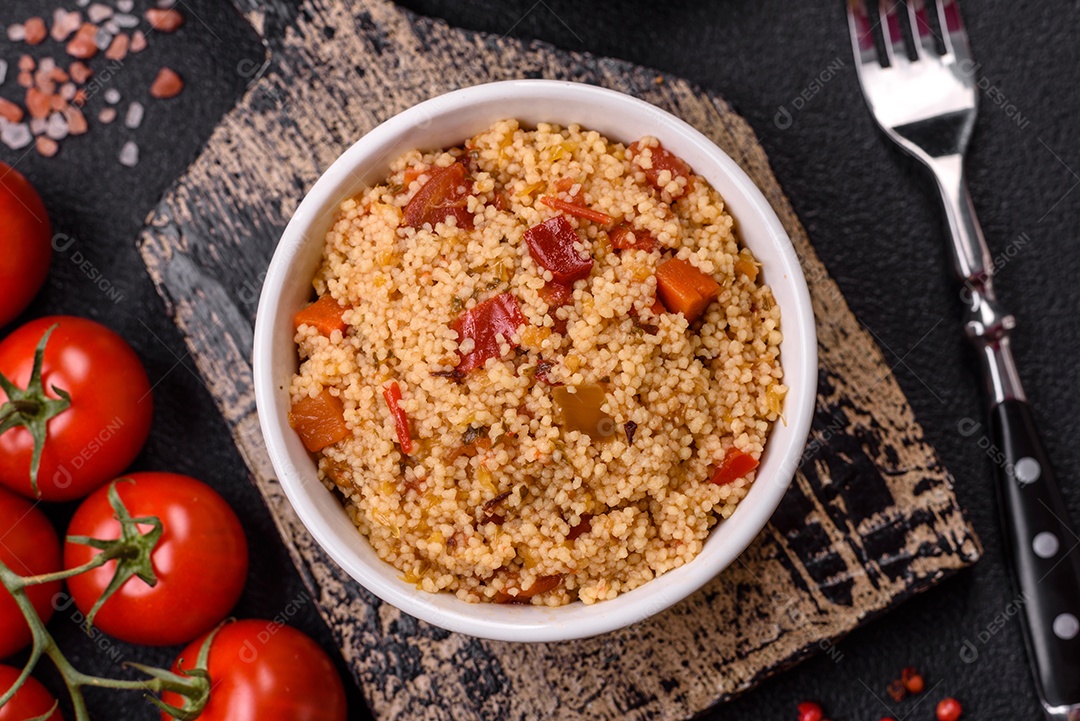 Delicioso cuscuz de mingau de trigo cozido quente com legumes