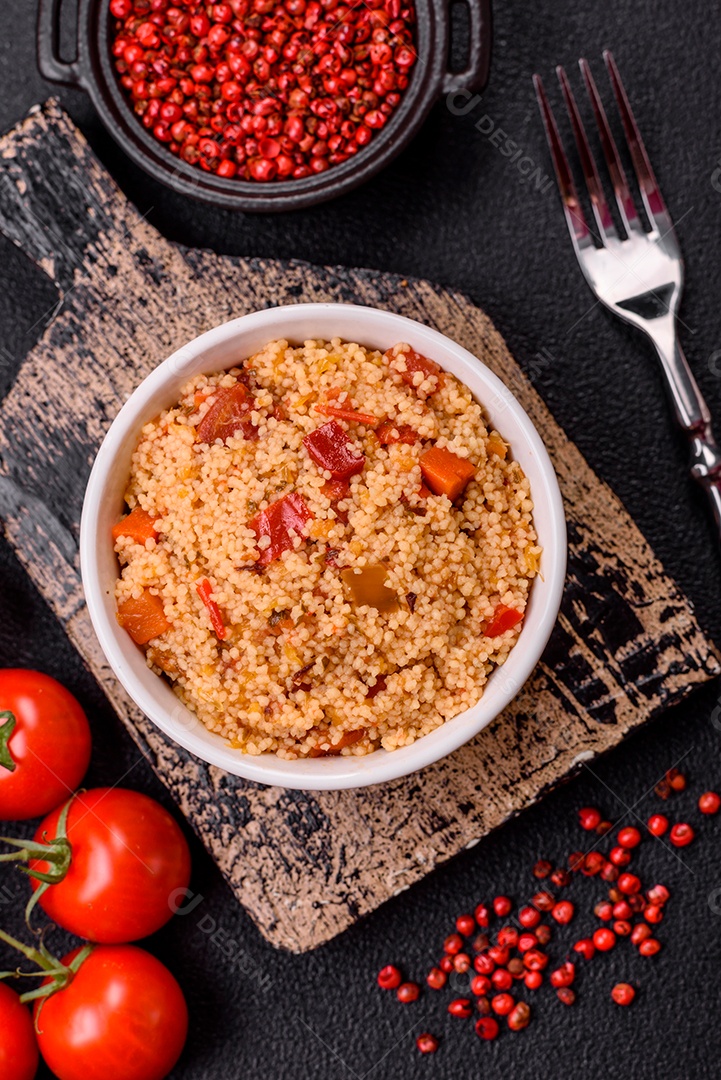 Delicioso mingau de trigo cozido quente mesa concreto