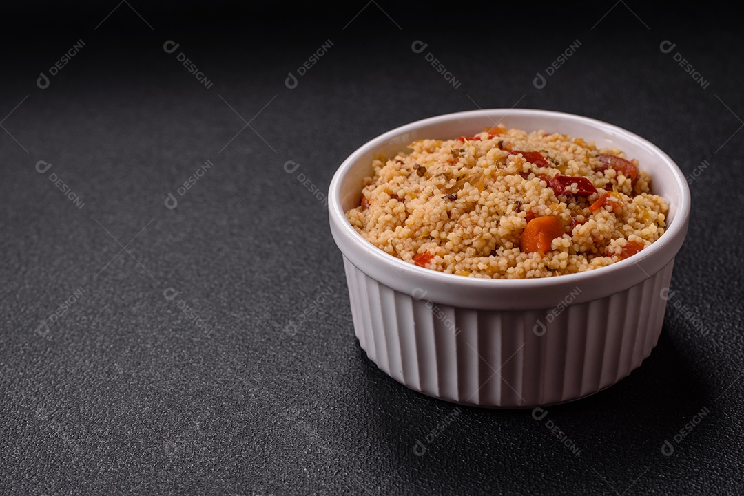 Delicioso cuscuz de mingau de trigo cozido quente com legumes