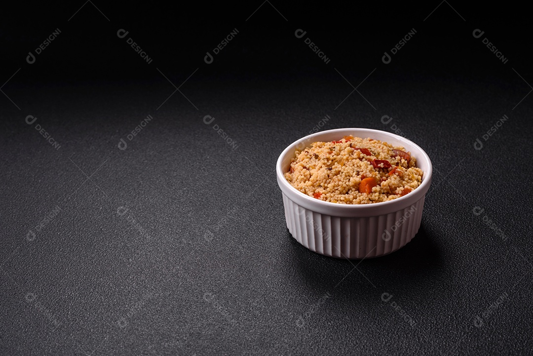 Delicioso cuscuz de mingau de trigo cozido quente com legumes