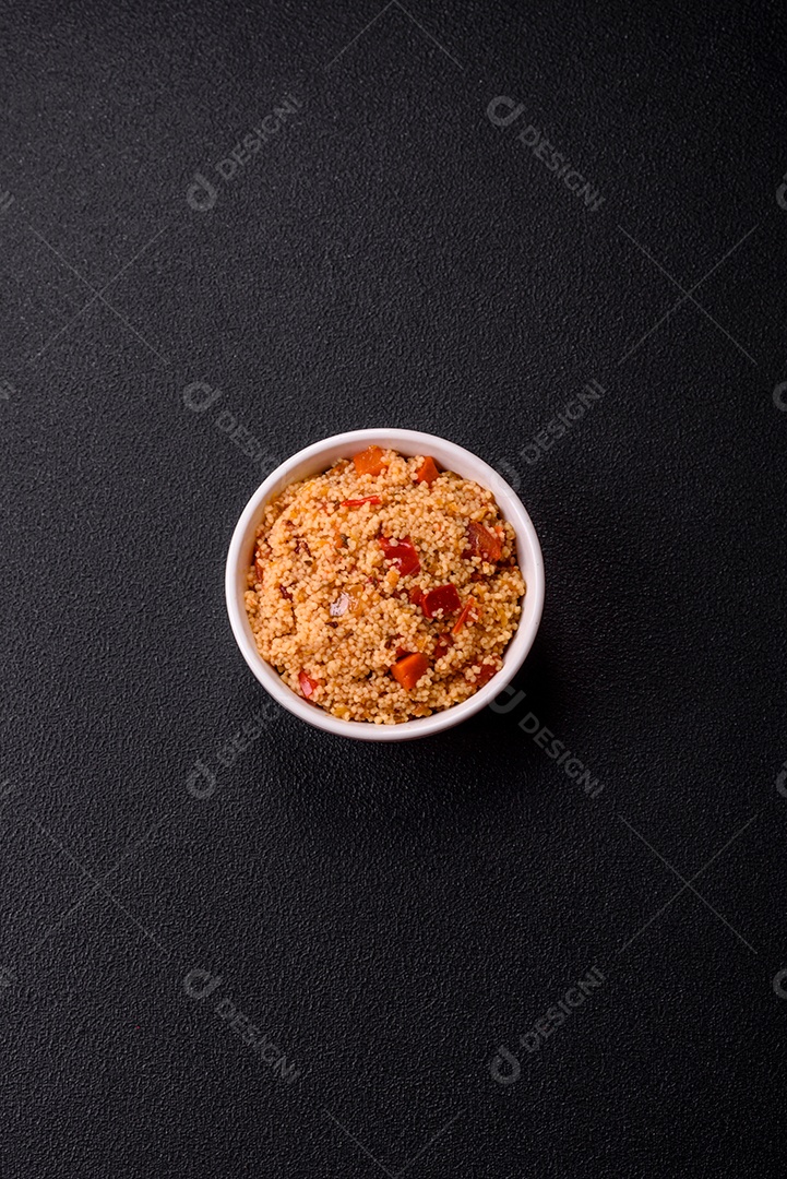 Delicioso mingau de trigo cozido quente mesa concreto