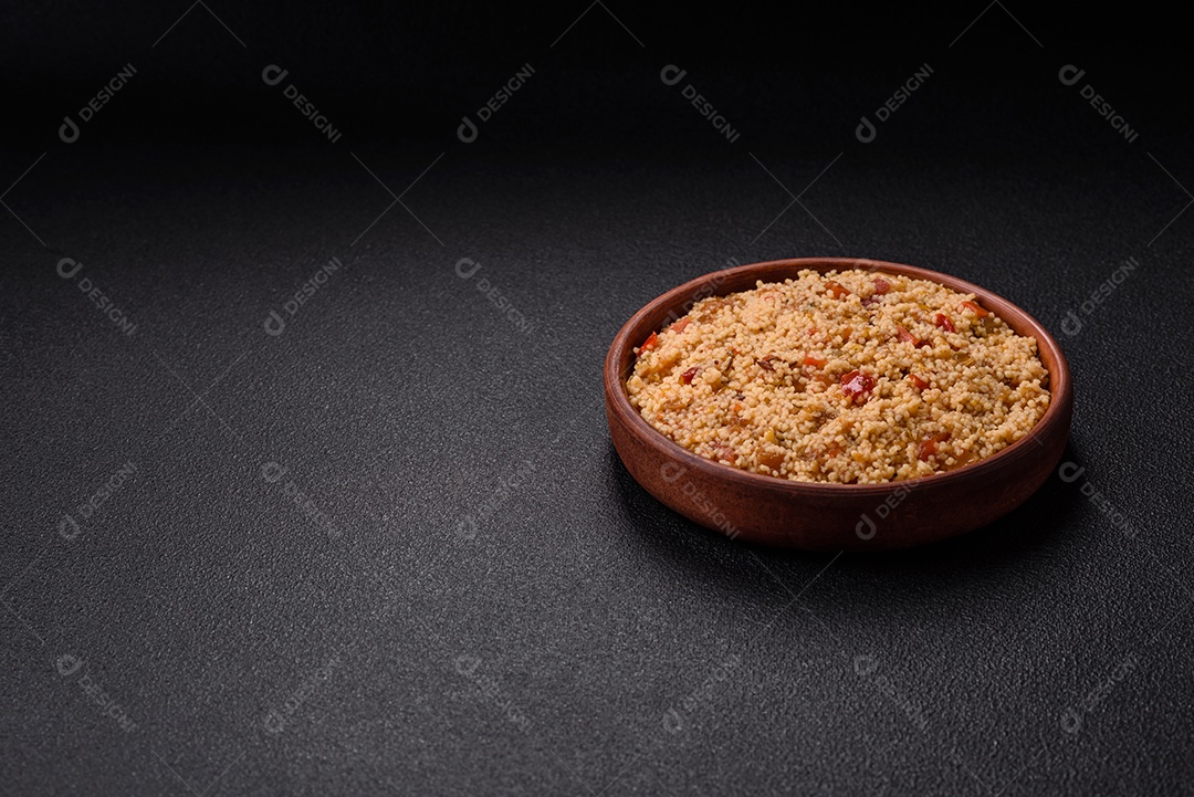 Delicioso cuscuz de mingau de trigo cozido quente com legumes