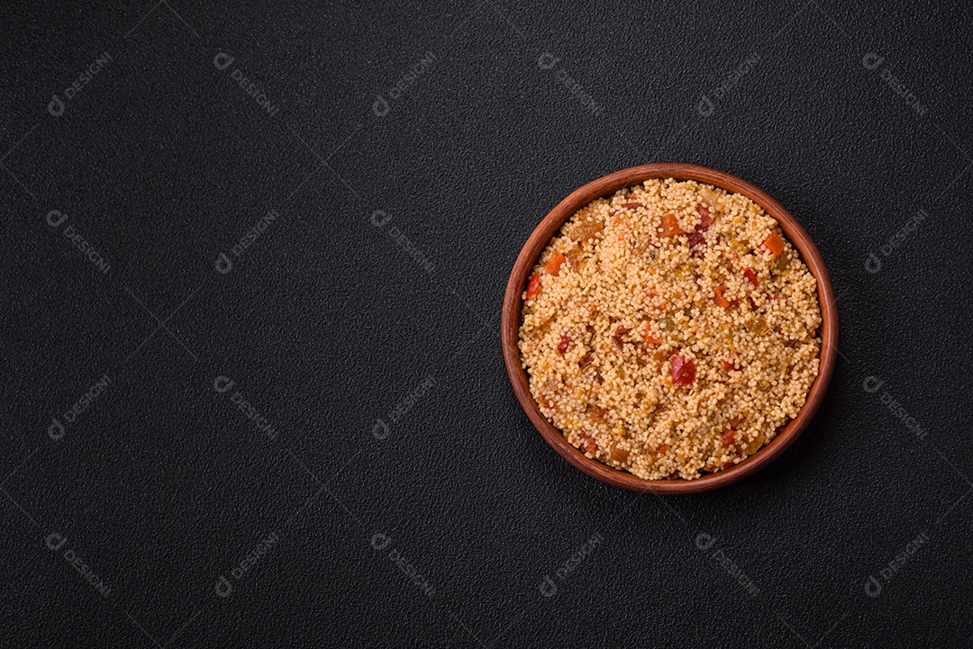 Delicioso cuscuz de mingau de trigo cozido quente com legumes