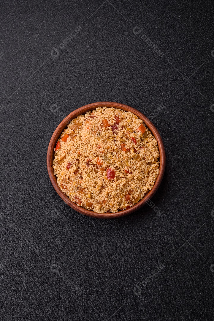 Delicioso mingau de trigo cozido quente mesa concreto