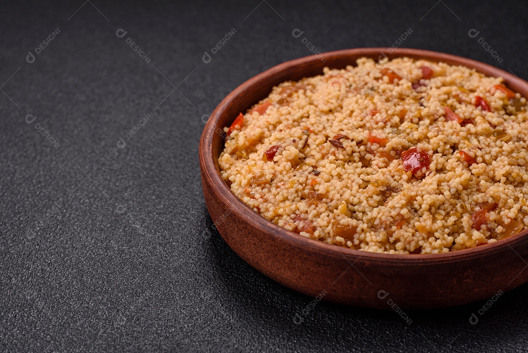 Delicioso cuscuz de mingau de trigo cozido quente com legumes