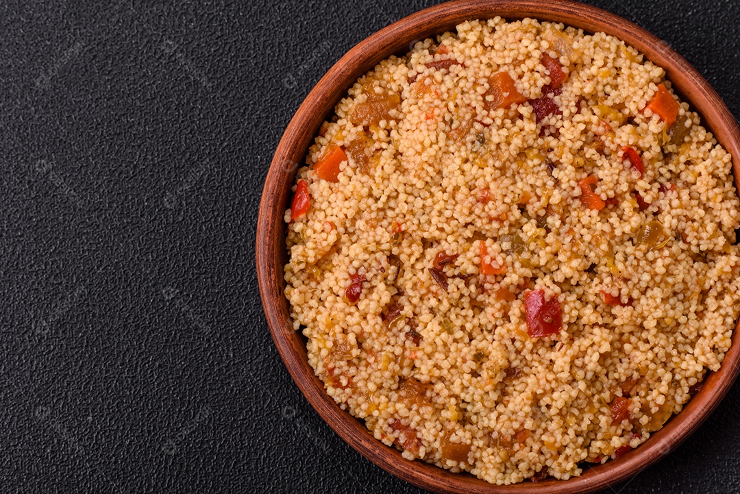 Delicioso cuscuz de mingau de trigo cozido quente com legumes