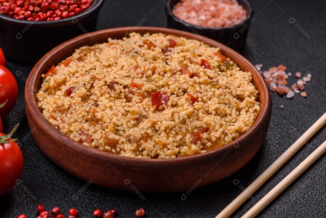 Delicioso cuscuz de mingau de trigo cozido quente com legumes