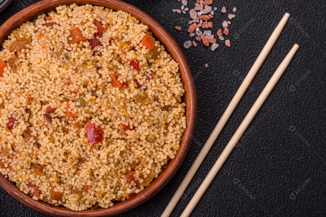 Delicioso cuscuz de mingau de trigo cozido quente com legumes