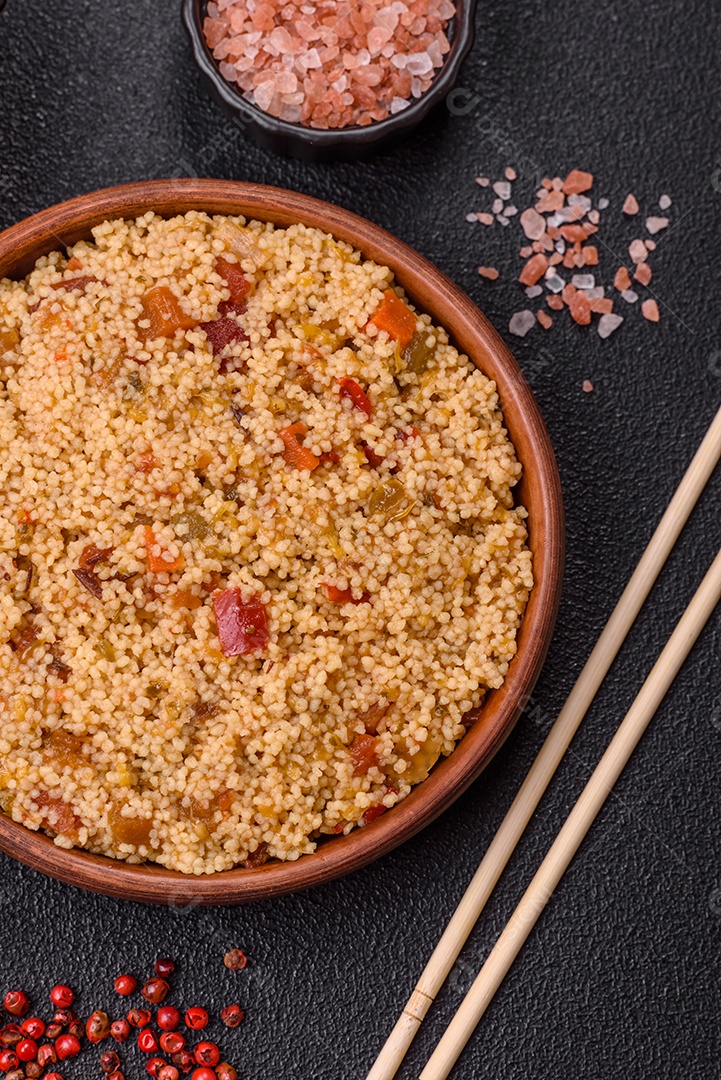 Delicioso mingau de trigo cozido quente mesa concreto