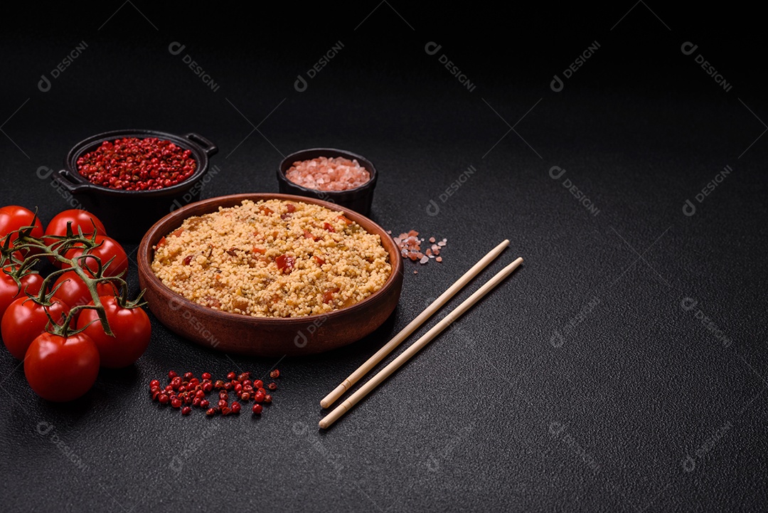 Delicioso cuscuz de mingau de trigo cozido quente com legumes