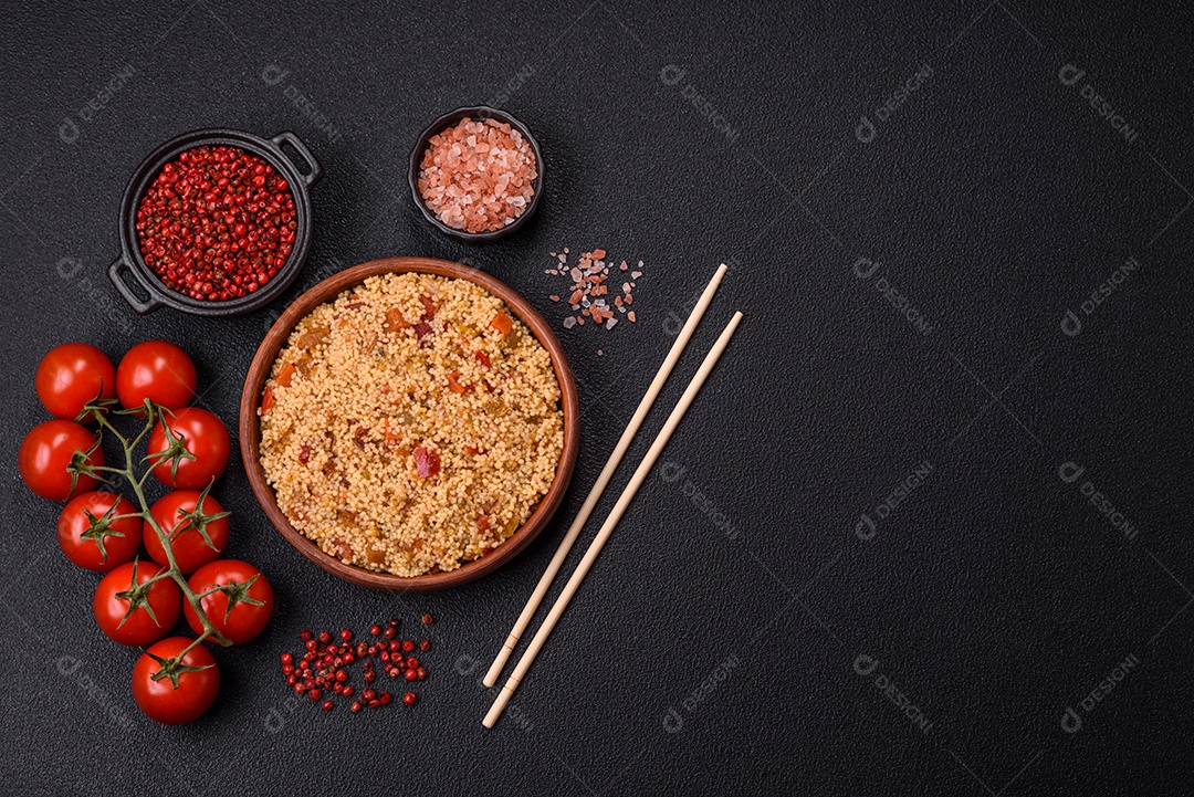 Delicioso cuscuz de mingau de trigo cozido quente com legumes