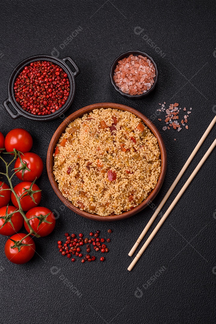 Delicioso mingau de trigo cozido quente mesa concreto