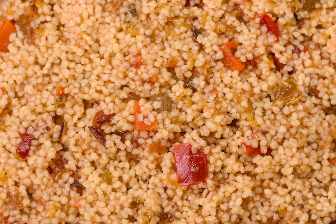 Delicioso cuscuz de mingau de trigo cozido quente com legumes