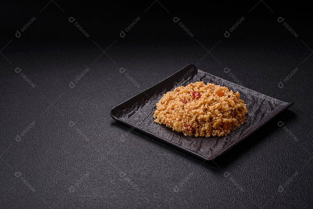 Delicioso cuscuz de mingau de trigo cozido quente com legumes