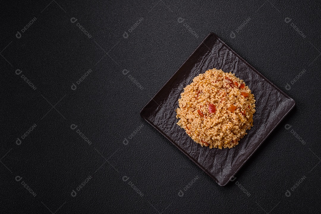 Delicioso cuscuz de mingau de trigo cozido quente com legumes