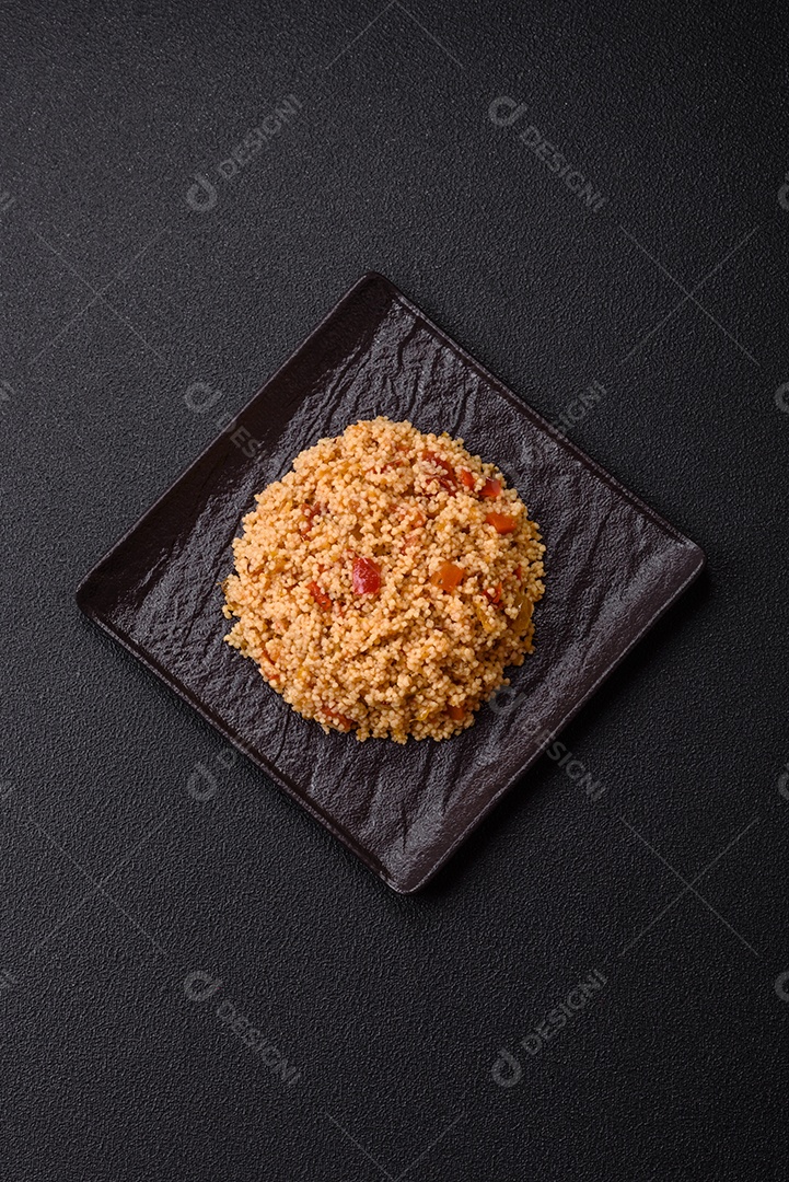 Delicioso mingau de trigo cozido quente mesa concreto