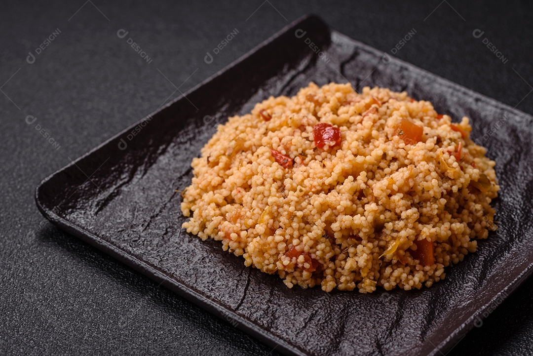 Delicioso cuscuz de mingau de trigo cozido quente com legumes