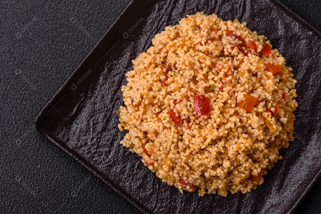 Delicioso cuscuz de mingau de trigo cozido quente com legumes