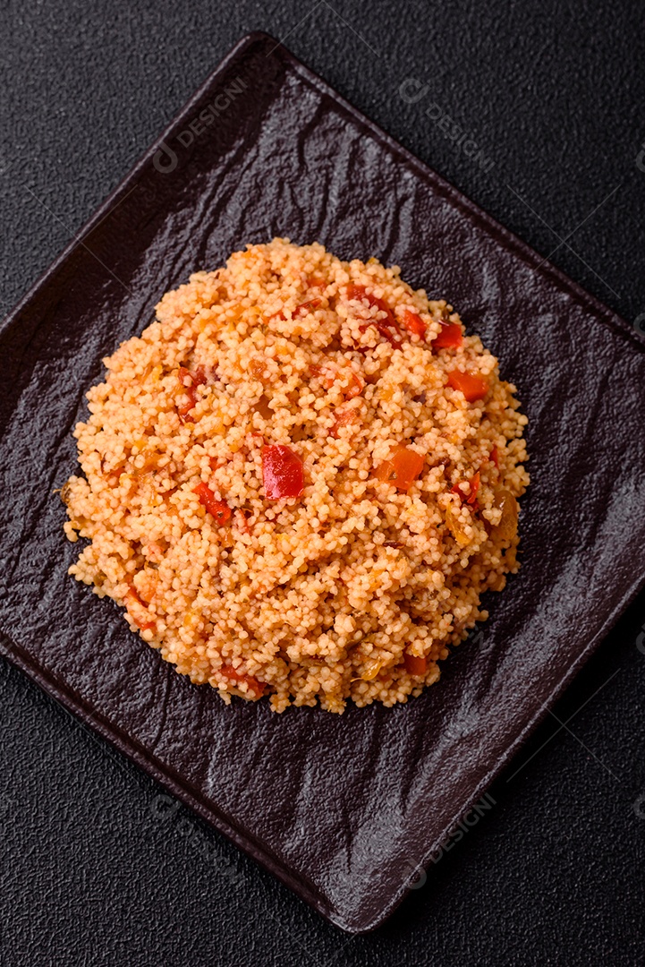 Delicioso mingau de trigo cozido quente mesa concreto