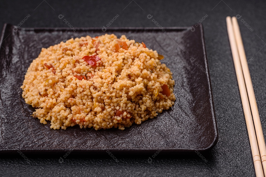 Delicioso cuscuz de mingau de trigo cozido quente com legumes