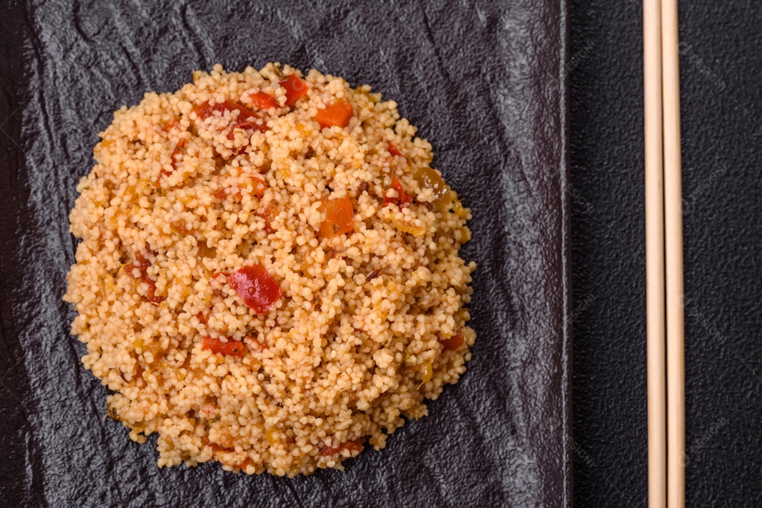 Delicioso cuscuz de mingau de trigo cozido quente com legumes