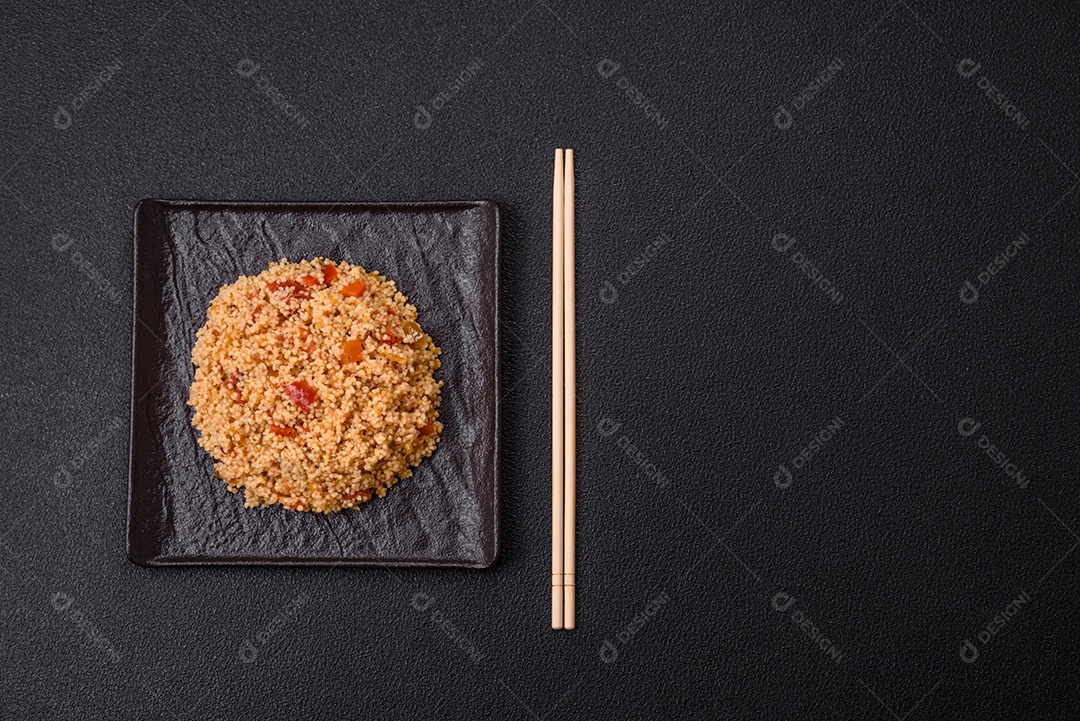 Delicioso cuscuz de mingau de trigo cozido quente com legumes