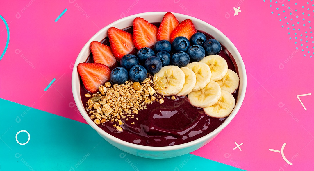 Belo creme de açai com acompanhamentos em uma tijela sobre fundo abstrato