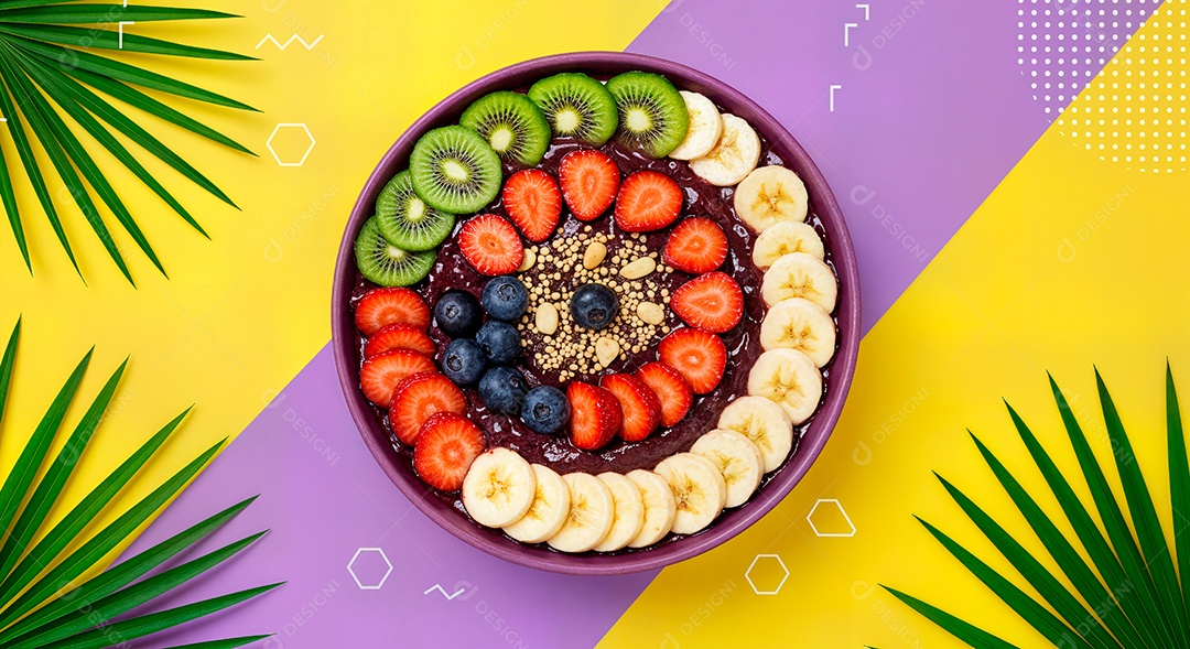 Belo creme de açai com acompanhamentos em uma tijela sobre fundo abstrato