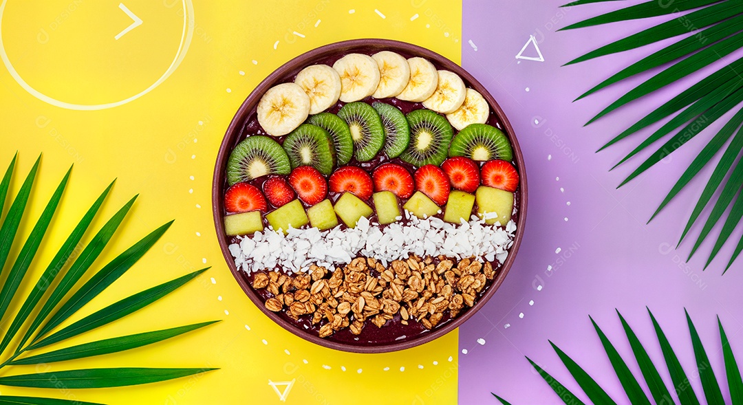 Belo creme de açai com acompanhamentos em uma tijela sobre fundo abstrato