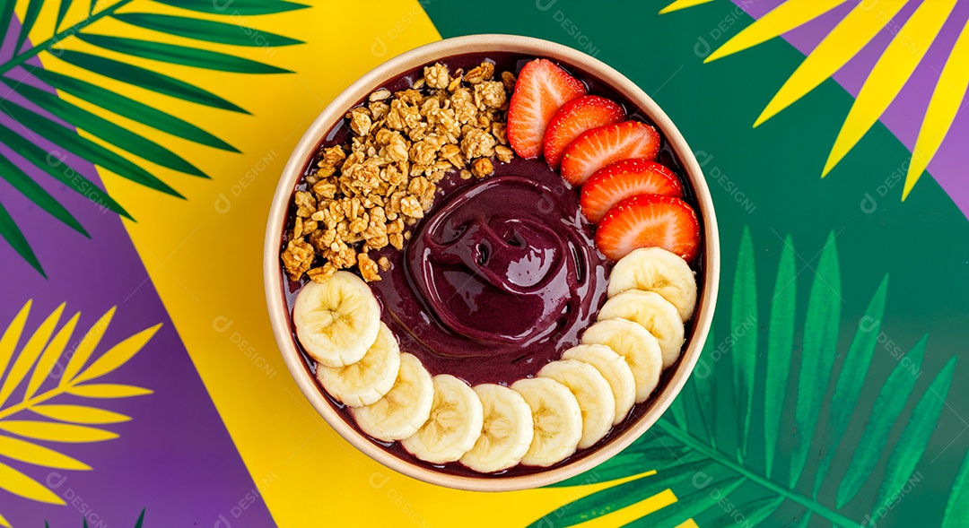 Belo creme de açai com acompanhamentos em uma tijela sobre fundo abstrato