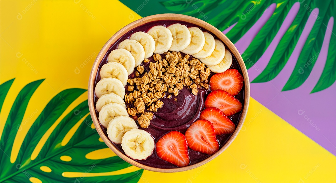 Belo creme de açai com acompanhamentos em uma tijela sobre fundo abstrato