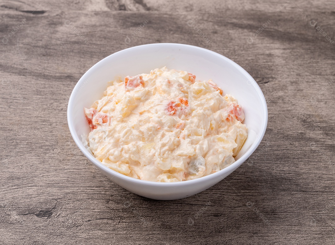 A imagem mostra uma Salada Russa, também conhecida como Salada de Batata com Maionese.