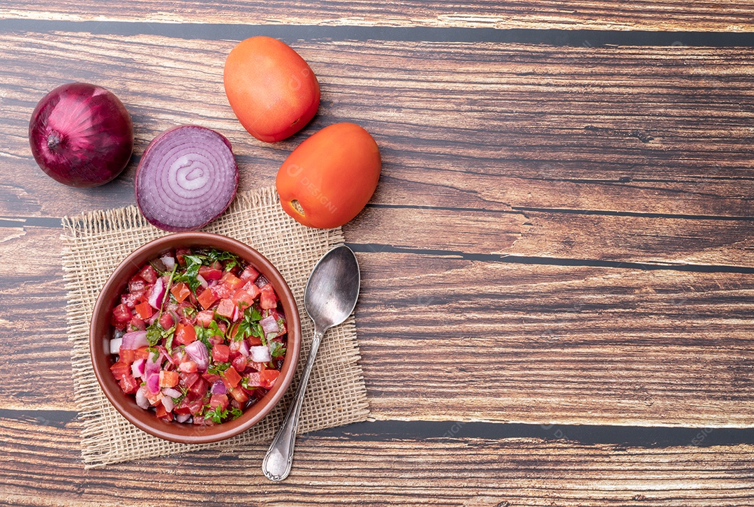 A imagem mostra um prato de Pico de Gallo, um molho mexicano fresco e popular