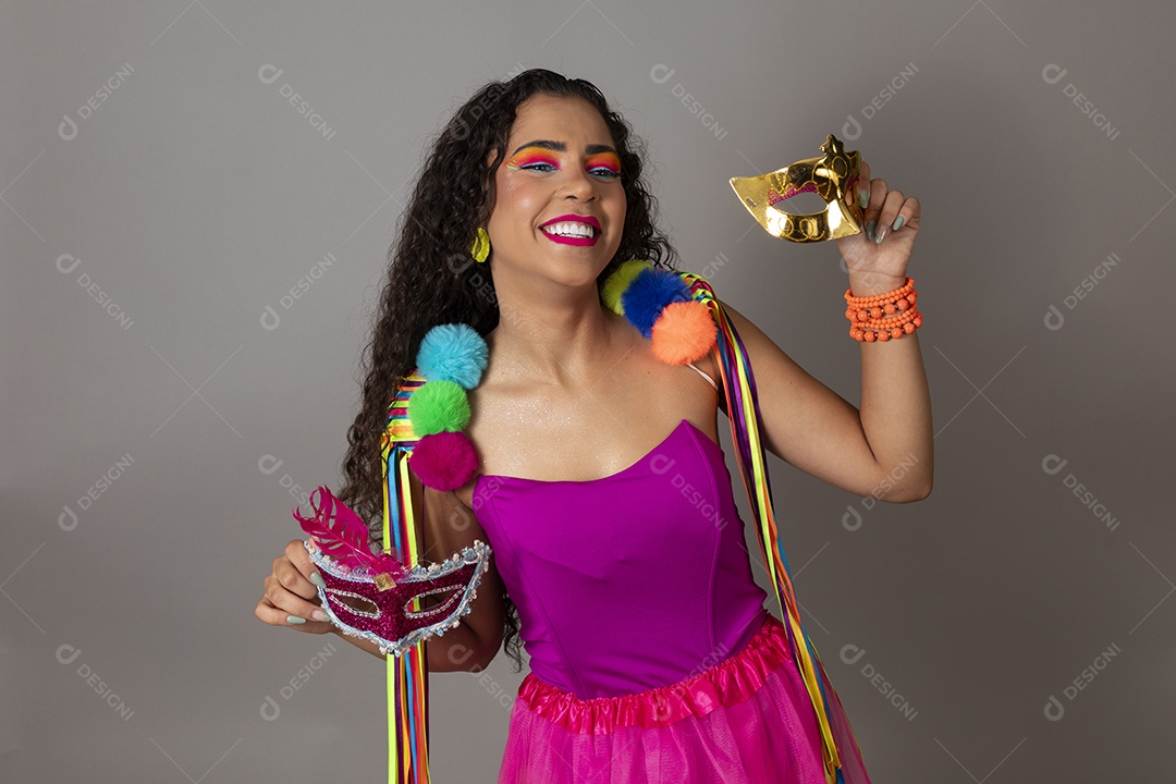 Linda morena do cabelo cacheado sorridente fantasiada sobre fundo isolado