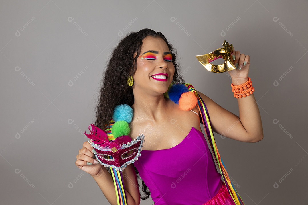 Linda morena do cabelo cacheado sorridente fantasiada sobre fundo isolado