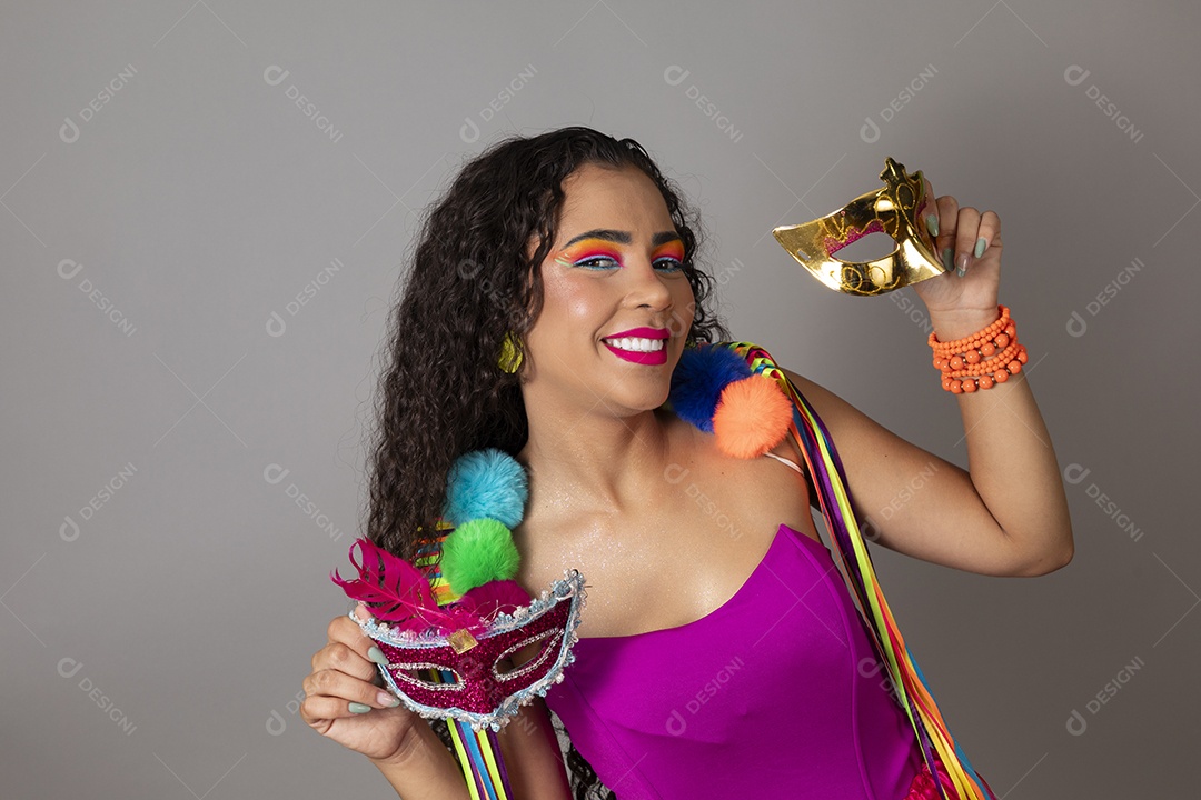 Linda morena do cabelo cacheado sorridente fantasiada sobre fundo isolado