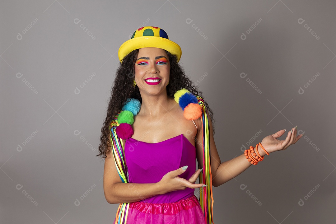 Linda morena do cabelo cacheado sorridente fantasiada sobre fundo isolado