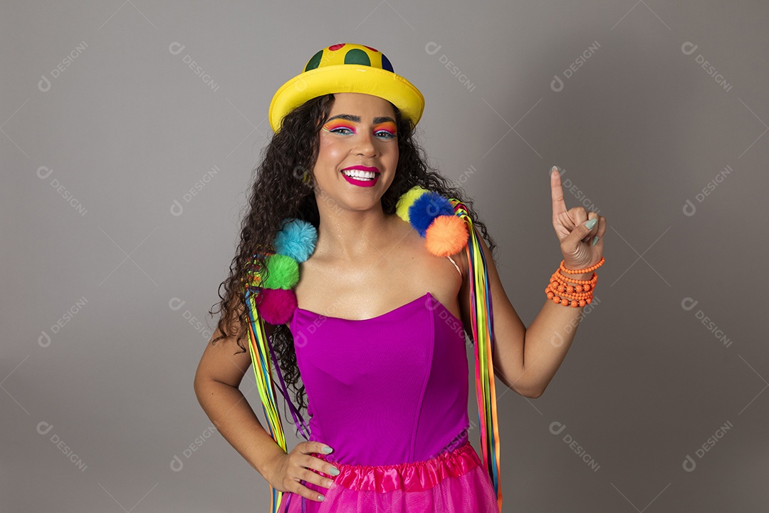 Linda morena do cabelo cacheado sorridente fantasiada sobre fundo isolado