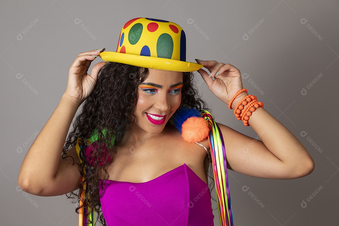 Linda morena do cabelo cacheado sorridente fantasiada sobre fundo isolado