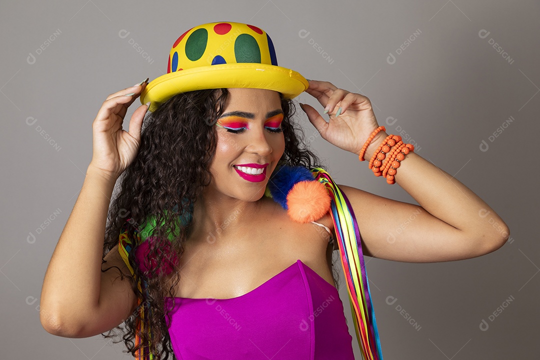 Linda morena do cabelo cacheado sorridente fantasiada sobre fundo isolado