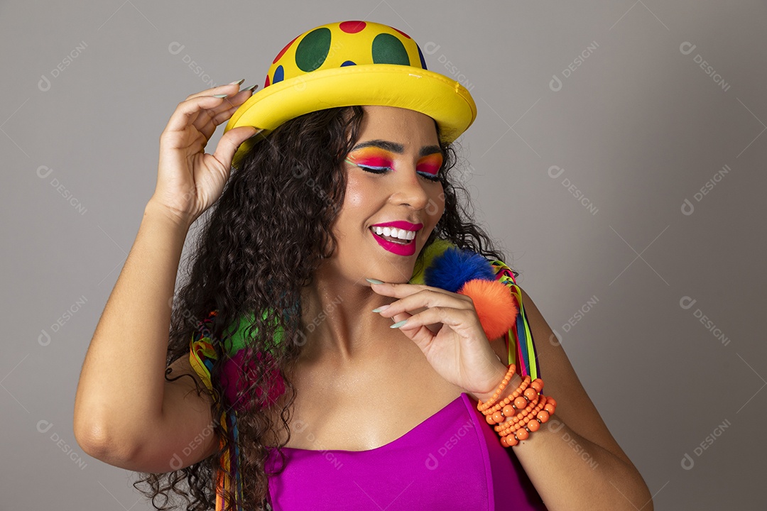 Linda morena do cabelo cacheado sorridente fantasiada sobre fundo isolado