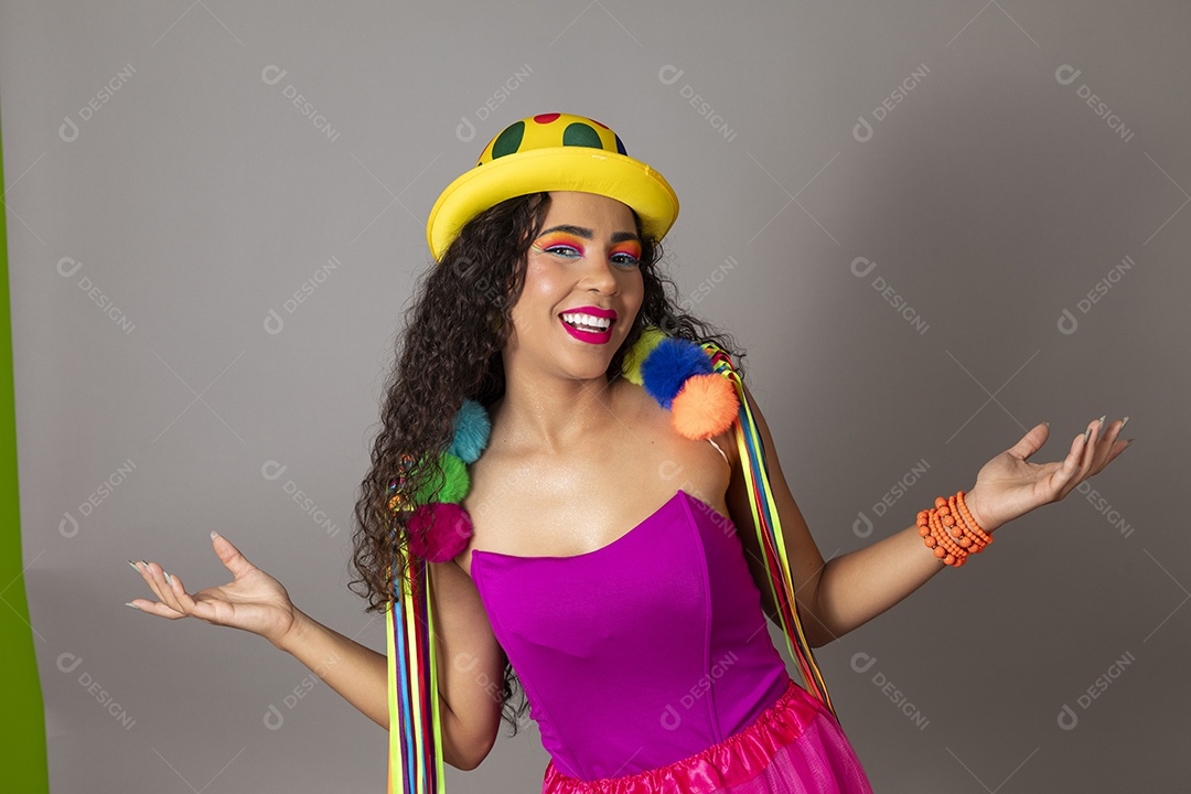 Linda morena do cabelo cacheado sorridente fantasiada sobre fundo isolado