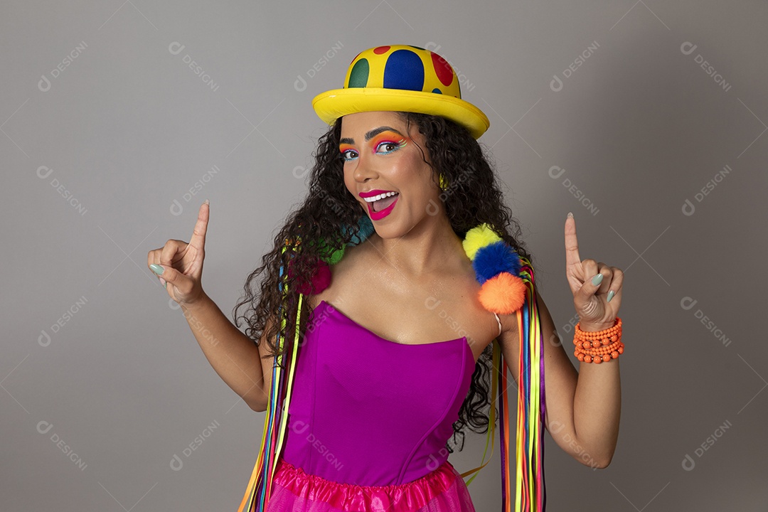 Linda morena do cabelo cacheado sorridente fantasiada sobre fundo isolado