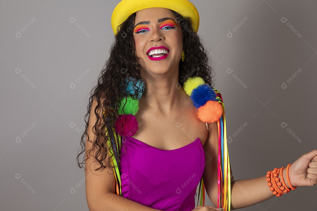 Linda morena do cabelo cacheado sorridente fantasiada sobre fundo isolado