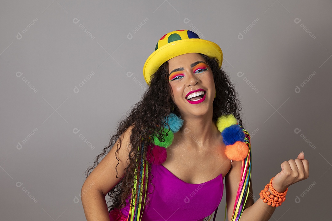 Linda morena do cabelo cacheado sorridente fantasiada sobre fundo isolado