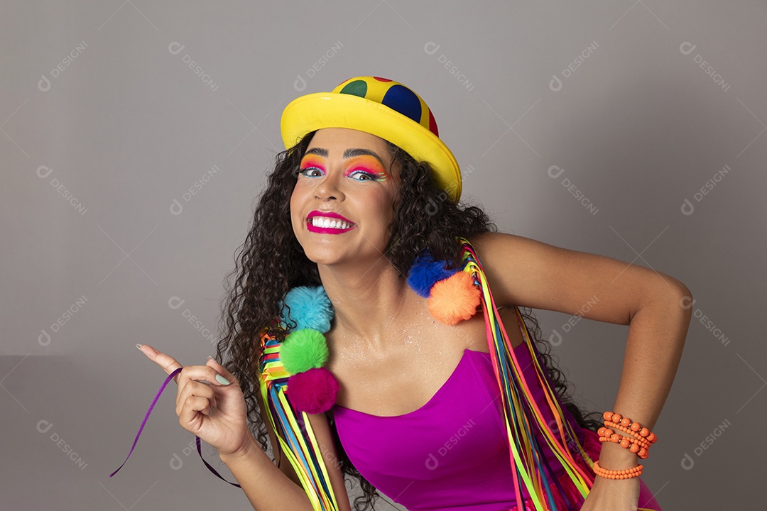 Linda morena do cabelo cacheado sorridente fantasiada sobre fundo isolado