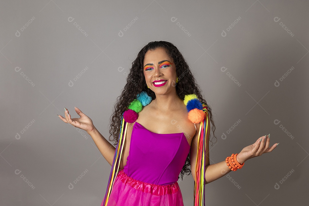 Linda morena do cabelo cacheado sorridente fantasiada sobre fundo isolado