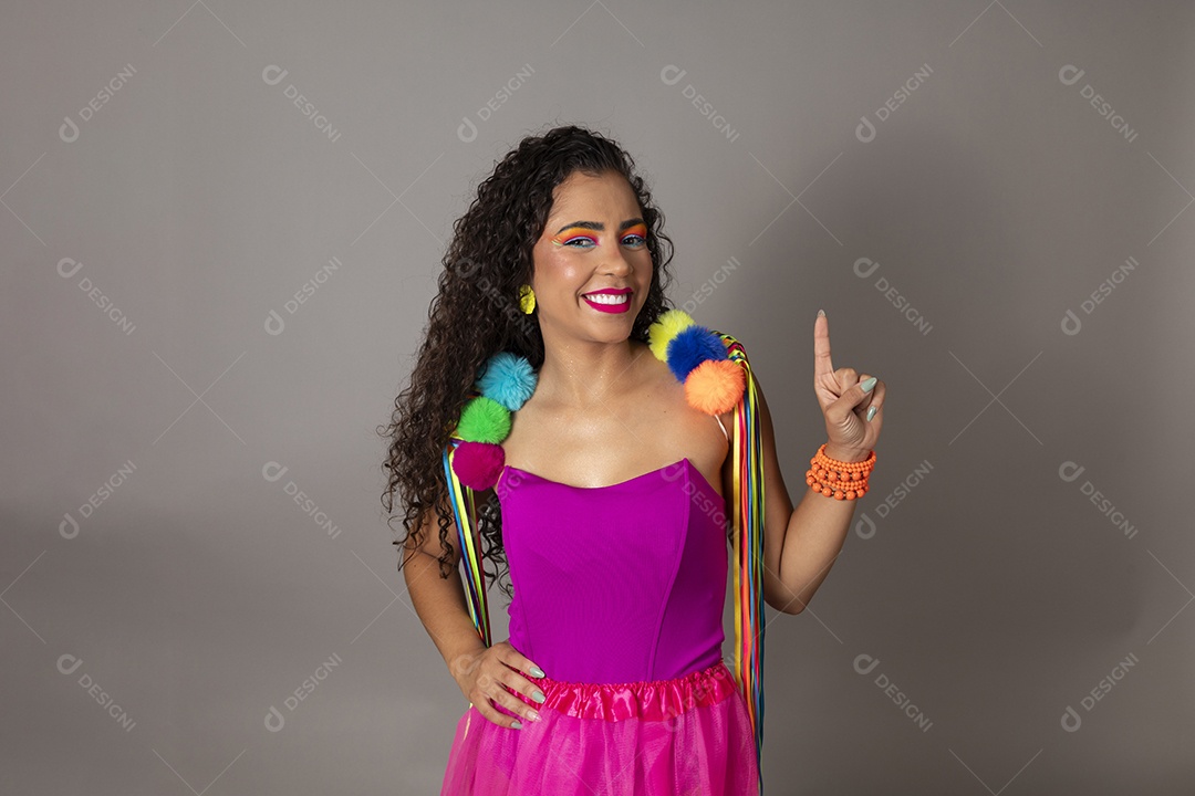 Linda morena do cabelo cacheado sorridente fantasiada sobre fundo isolado