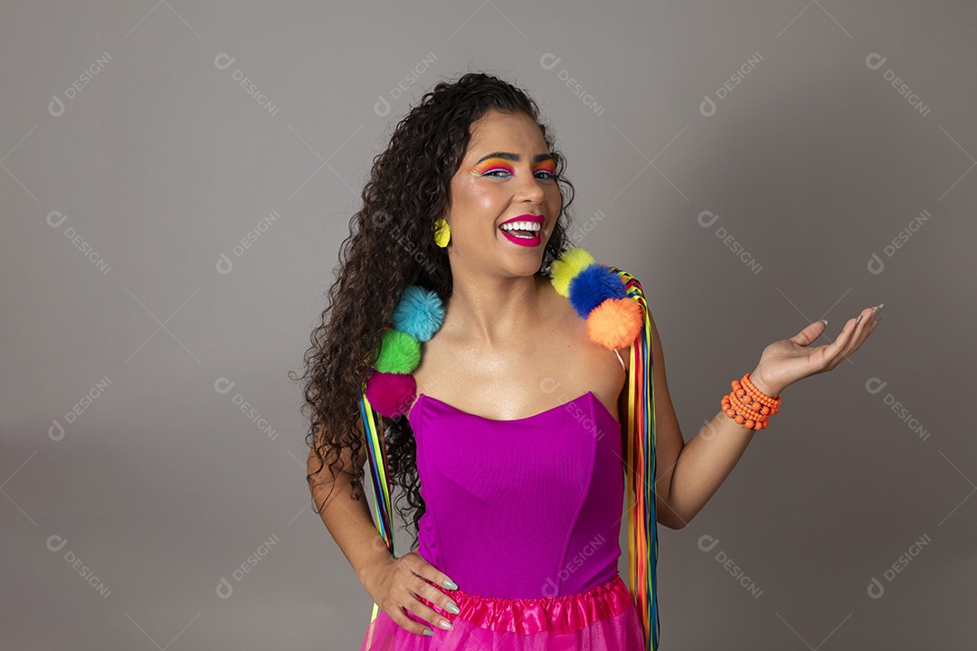 Linda morena do cabelo cacheado sorridente fantasiada sobre fundo isolado